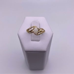10k yellow gold Opal and diamonds ring